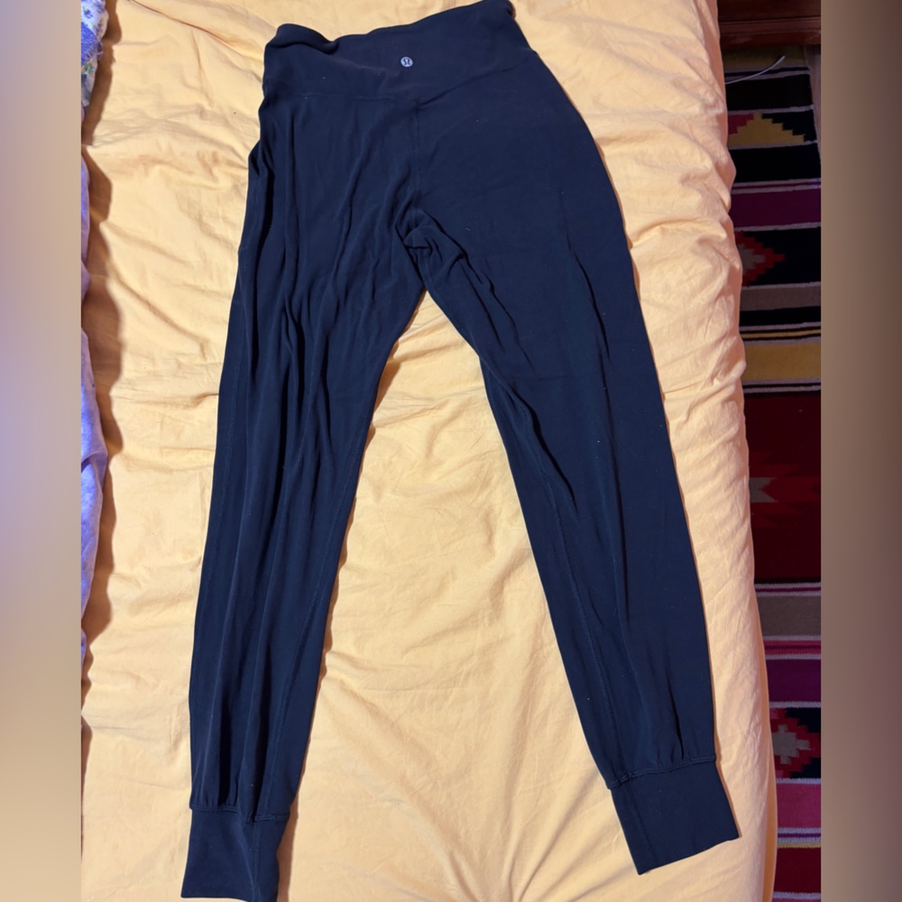 Lululemon size 4 black spandex pant with deep front pockets - gently used